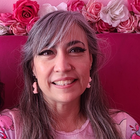 Meet your Posher, Julissa - Picture 2 of 2